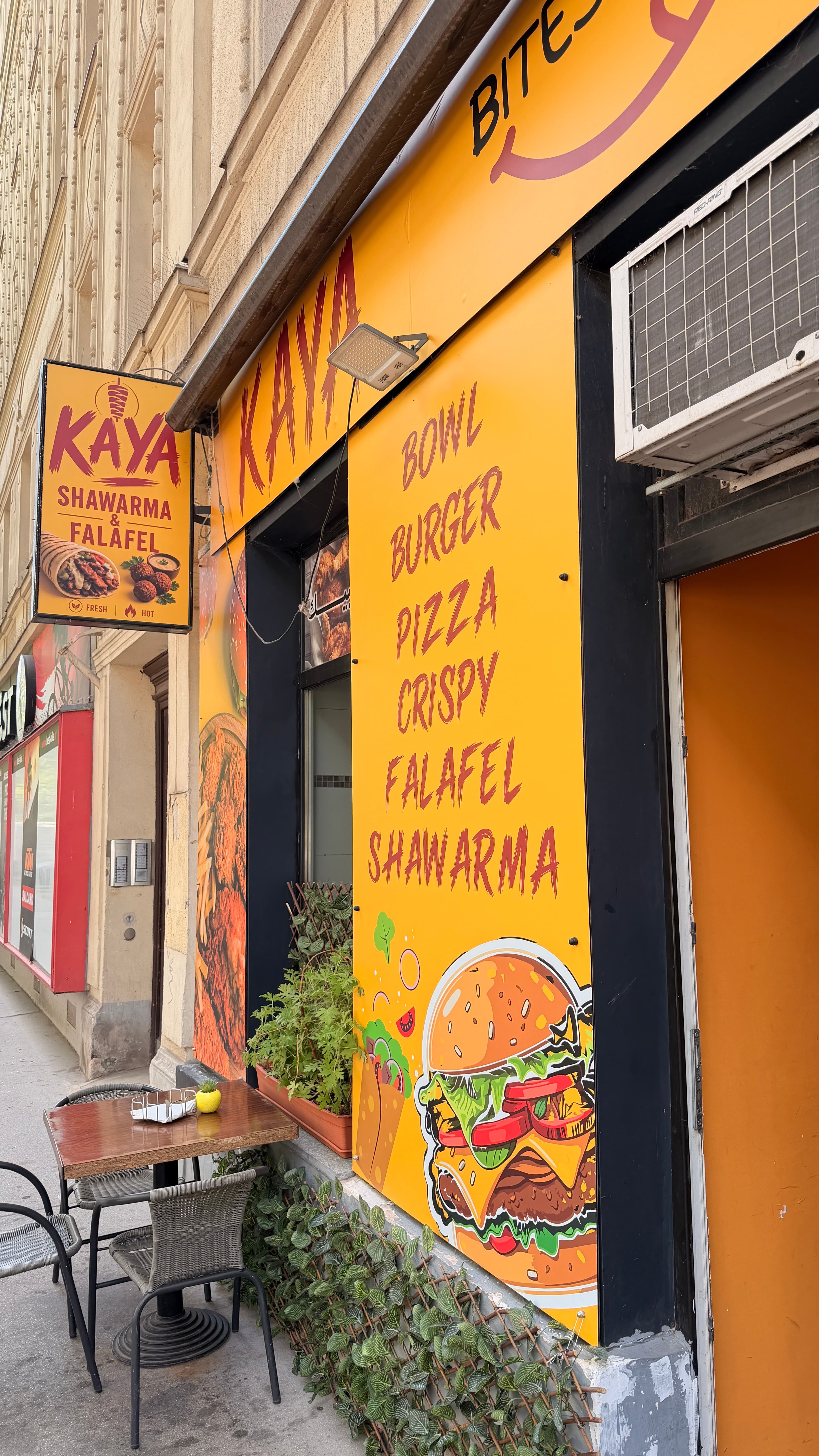 Eingang von Kaya Shawarma & Falafel