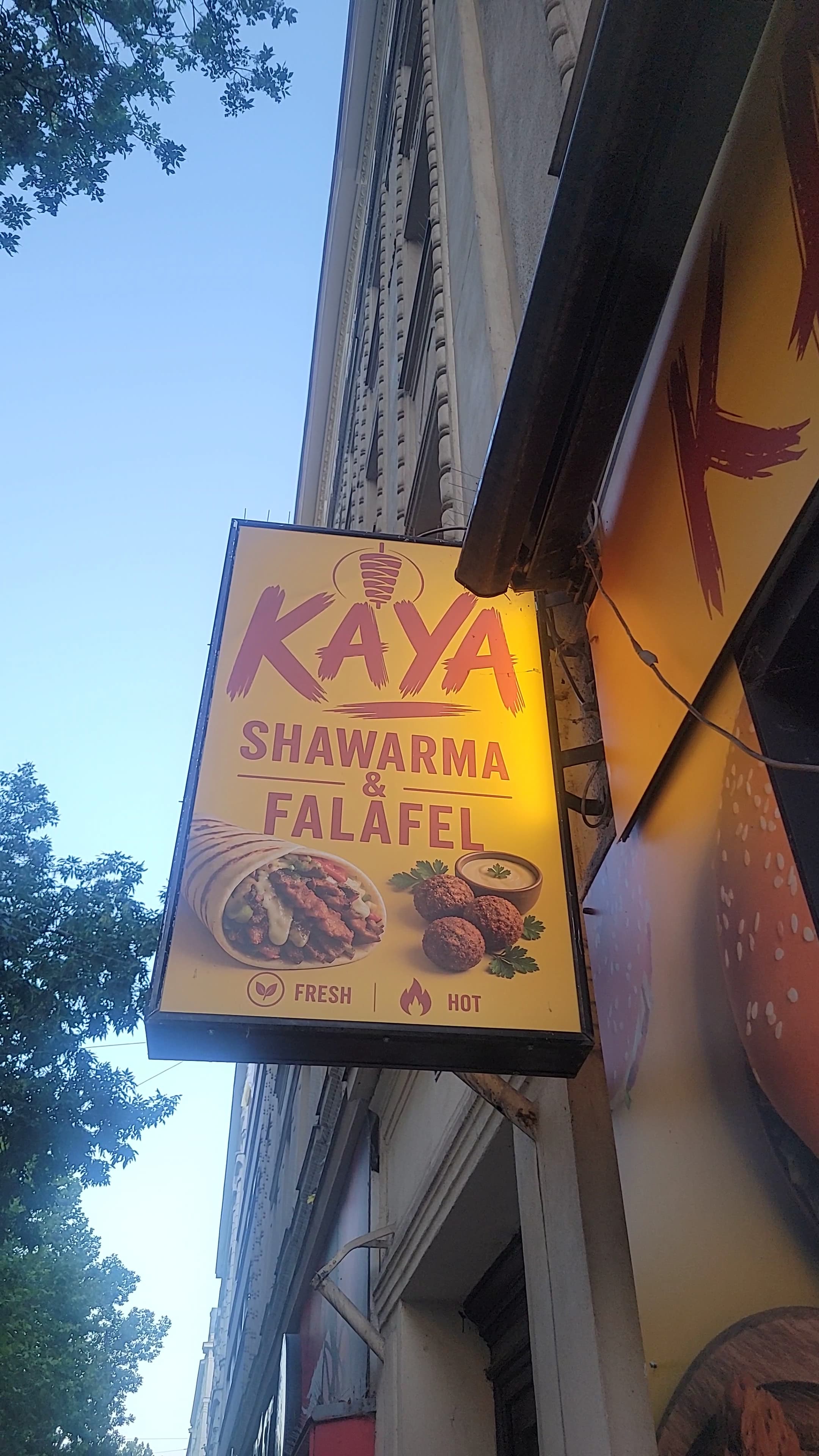 Kaya-Schild in der Engerthstraße
